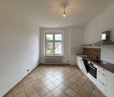 Helle Altbauwohnung mit neuer Einbauküche mit ca. 90 m² | hohe Deck... - Photo 1
