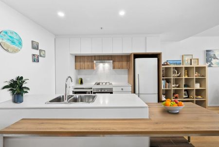 Riverside Retreat: Chic 2-Bedroom with Spectacular Views in Hamilton - Photo 5