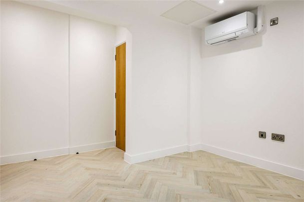 A newly refurbished third floor two bedroom flat. - Photo 1