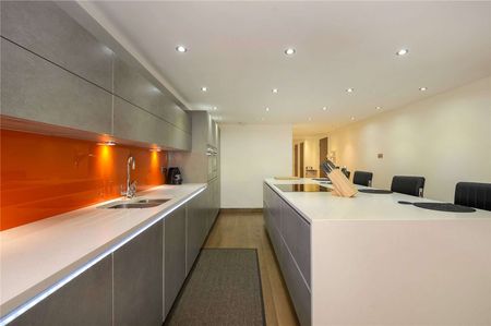 SHORT LET A beautifully appointed, two bedroom apartment, situated on the 4th floor of this popular, river fronted warehouse, located in central Wapping. - Photo 5