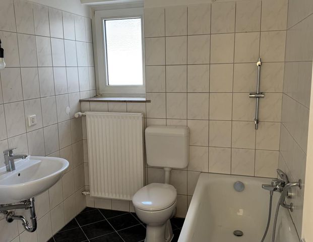 Freshly renovated 3-room apartment with balcony - Photo 1