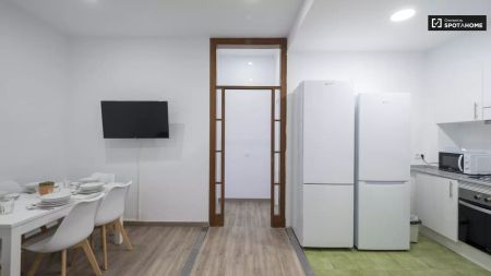 Room in a shared 7-bedroom apartment for rent in La Dreta de l'Eixample, perfect for professionals and students - Photo 2