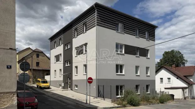 Pronájem moderního bytu 1+kk s předzahrádkou a parkovacím místem v Hořovicích - Photo 1