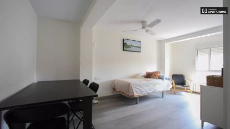 Double bed in Room in a shared 3-bedroom apartment for rent in Malilla, Valencia, Only Females - Photo 5