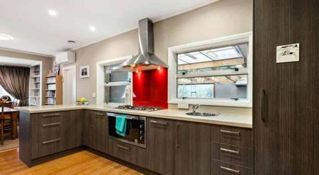 Lovely 4 Bedroom - Photo 4