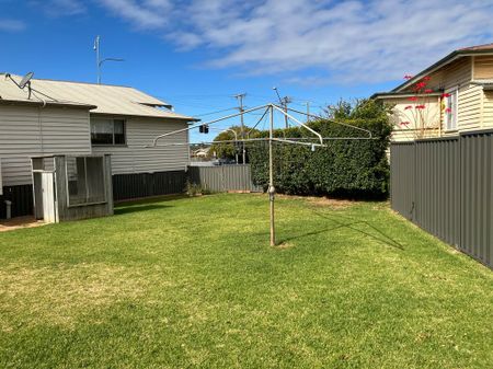 Spacious home, walk to CBD - Photo 5