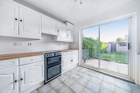 Terraced House to rent - Lullingstone Avenue, Swanley, BR8 - Photo 5