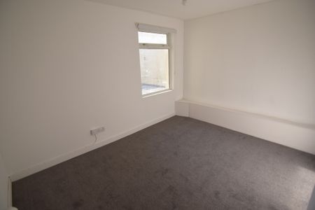 To Let 1 Bed Flat - Photo 4