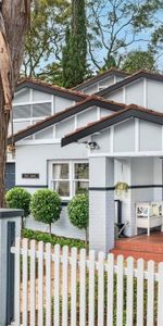 Elegant Family Home in a Leafy Cul-de-Sac Setting - Photo 4