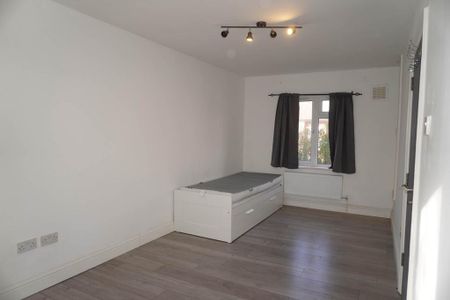 3 bedroom semi-detached house to rent - Photo 3