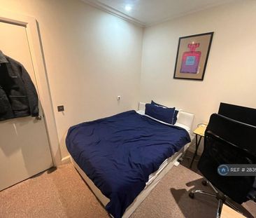 1 bedroom in a flat share to rent - Photo 1