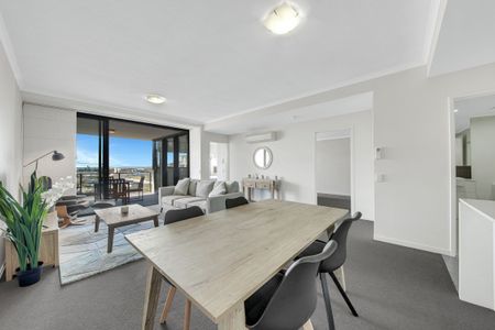 FURNISHED CBD LIVING WITH HARBOUR VIEWS - Photo 3