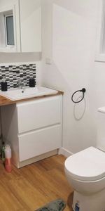 Modern One Bedroom - Photo 3