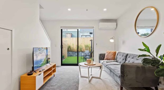 8/10 Fathom Place, Te Atatū Peninsula - Photo 1