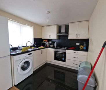3 bedroom flat to rent - Photo 5