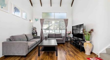 Beautiful Family Home With Stunning Views - Photo 5