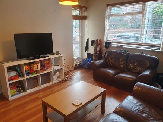 2 bedroom ground floor flat to rent - Photo 1