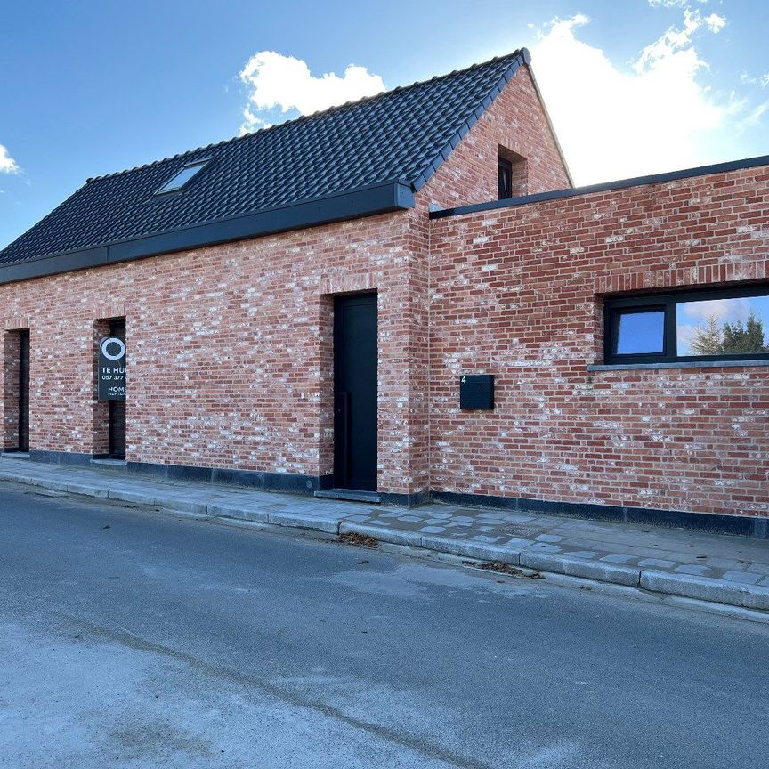 Volledig gerenoveerde met 3 slaapkamers en koer in het rustige Vlamertinge - Photo 1