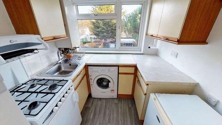 Fulwell Avenue, Clayhall, IG5 - Photo 4