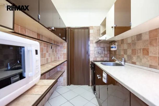 Pronájem prostorného bytu 2+1 s velkým balkonem a neprůchozími pokoji - Photo 1
