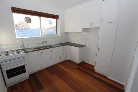 BRIGHT ELWOOD APARTMENT! - Photo 4