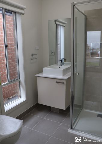 Family home in Truganina! - Photo 4