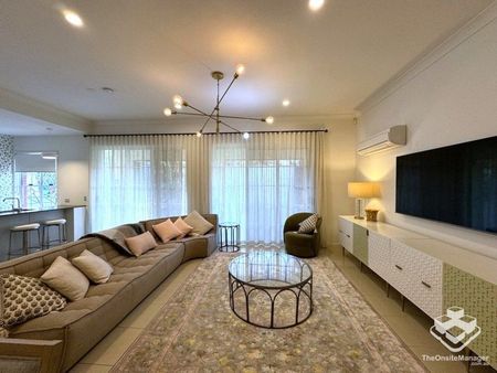 Fully Furnished - Bright and Spacious Home in Emerald Lakes - Photo 3