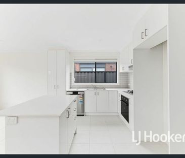 11 Expedition Circuit, Pakenham, Vic 3810 - Photo 2