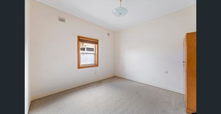 Charming Glandore bungalow with great positioning and a spacious garden oasis. - Photo 2