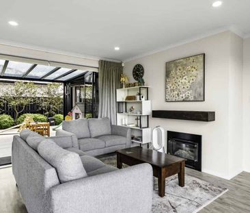 Modern four bedroom family home - great location! - Photo 2