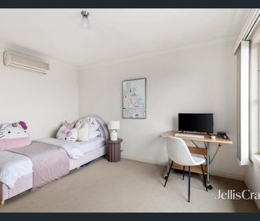 Spacious Three-Bedroom Townhouse with Double Garage - Photo 3