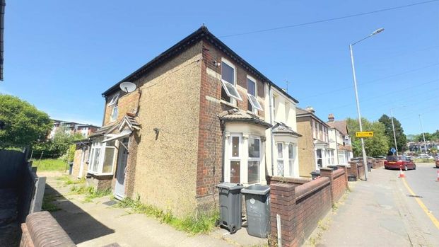 4 bedroom semi-detached house to rent - Photo 1