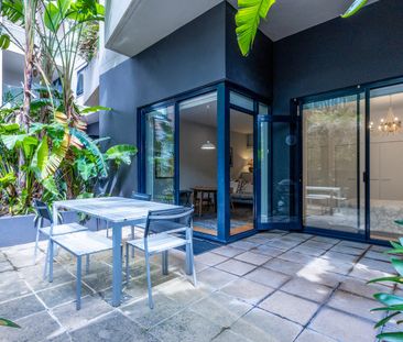 Rockwall Gardens – Fully Furnished Courtyard Apartment with Parking - Photo 3