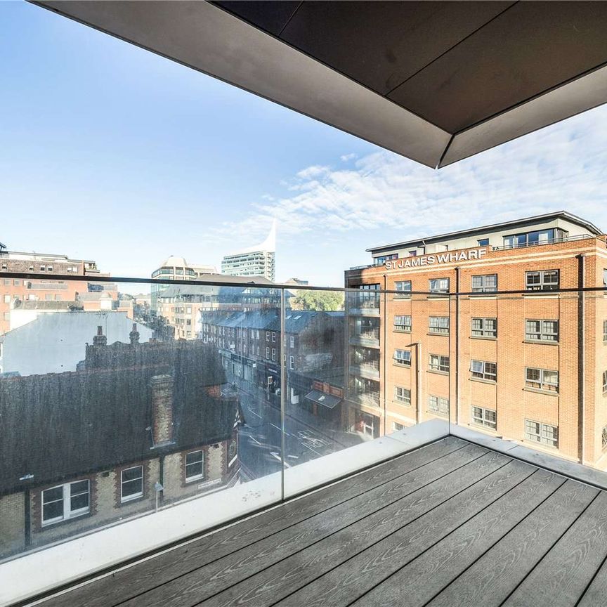 A two bedroom apartment to rent in Verto - Reading's popular residential building, with a balcony, residents gym and an exceptional standard of presentation. - Photo 1