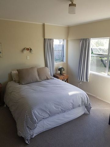 Light-filled spacious 3 bed Home in Mairangi Bay! - Photo 2