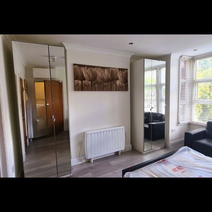 Studio Flat, New Southgate, N11 - Photo 1