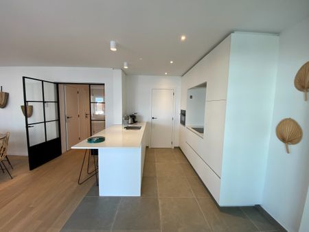 GEMEUBELD - Volledig gerenoveerd 3- slaapkamer appartement met ZIJDELINGS ZEEZICHT gelegen in het gezellige DUINBERGEN. - Foto 5