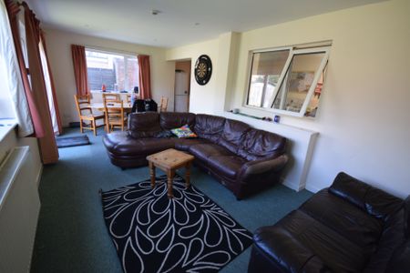 6 Bedroom House To Rent in Charminster - £2,640 pcm Tenancy Info - Photo 3