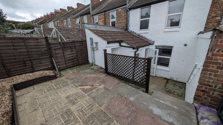 2 bedroom terraced house to rent - Photo 4