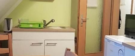 Die sehr attraktive und teilmöblierte 2-Zimmer-Wohnung ist ausgestattet mit Küchen- und Badmöbel und befindet sich in einer schöner Lage im Stadtzentrum von Seehausen unweit des Alands im... - Photo 1