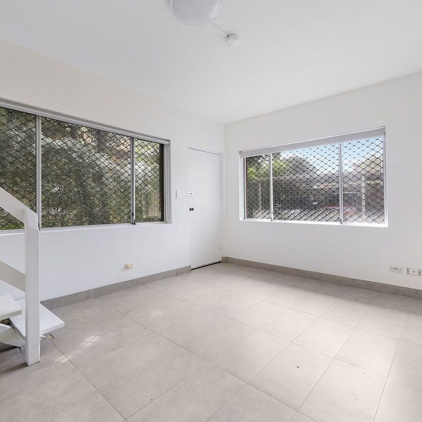 SUNNY 2-BEDROOM TOWNHOUSE IN A BOUTIQUE COMPLEX - Photo 1
