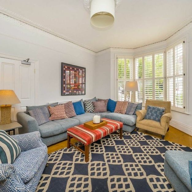 Elms Crescent - Photo 1