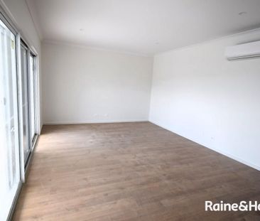 Be Impressed - Spacious Modern Townhouse - Photo 3