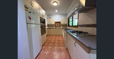 LOVELY FULLY FURNISHED PROPERTY - Photo 4