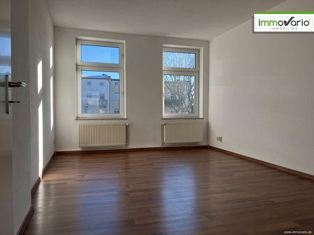 Helle, einfache 3-Raum-Wohnung mit Balkon, Tageslichtbad, Wanne und Abstellraum. Stellplatz möglich - Photo 2