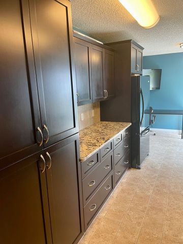 Large 5 Bed, 3 Bath House with Yard and Garage - Photo 5