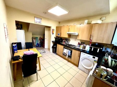 3 bedroom flat to rent - Photo 5