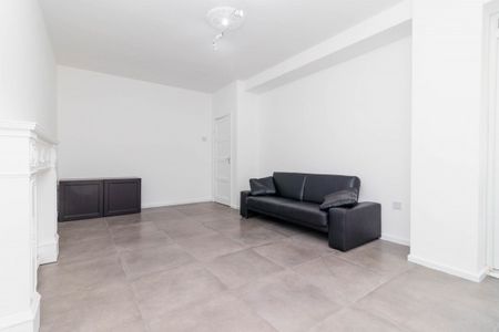 Newly refurbished 3 bedroom flat in Old Street - Photo 4