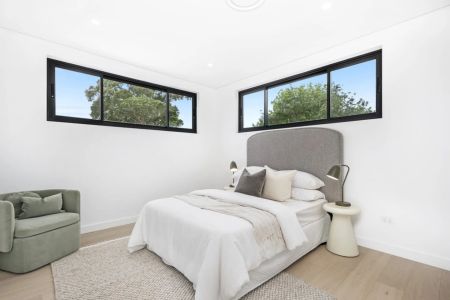 Brand New Luxury Five Bedroom Home in Ultra-Convenient Location - Photo 4