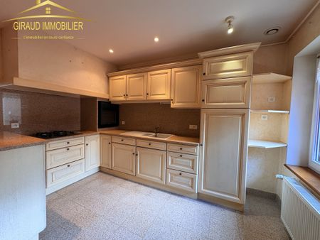 Location Appartement 3 pièces 76m² CHARLIEU 42190 - Photo 4